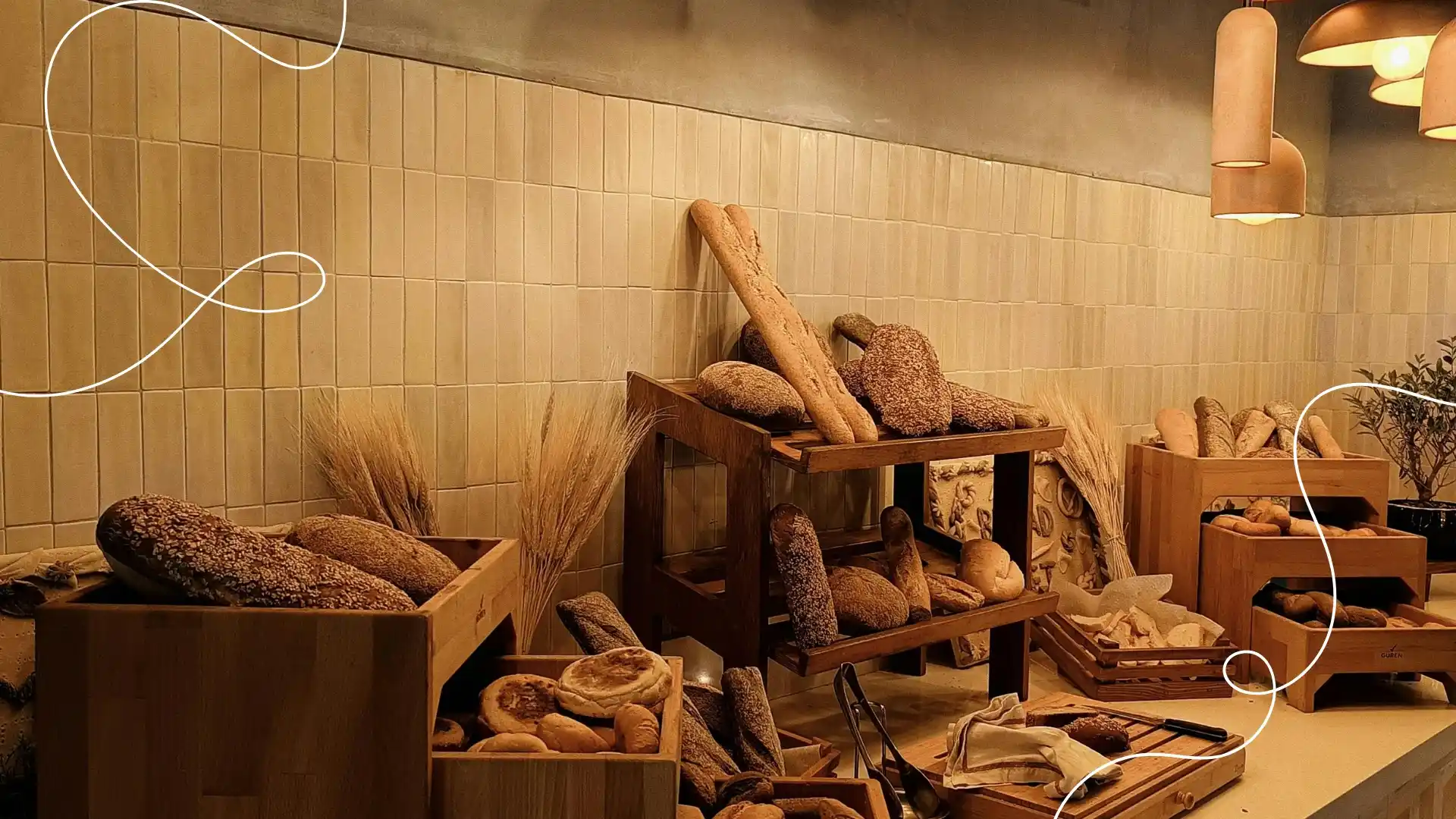 Mâini de brutar modelând aluat pe o masă de lemn.