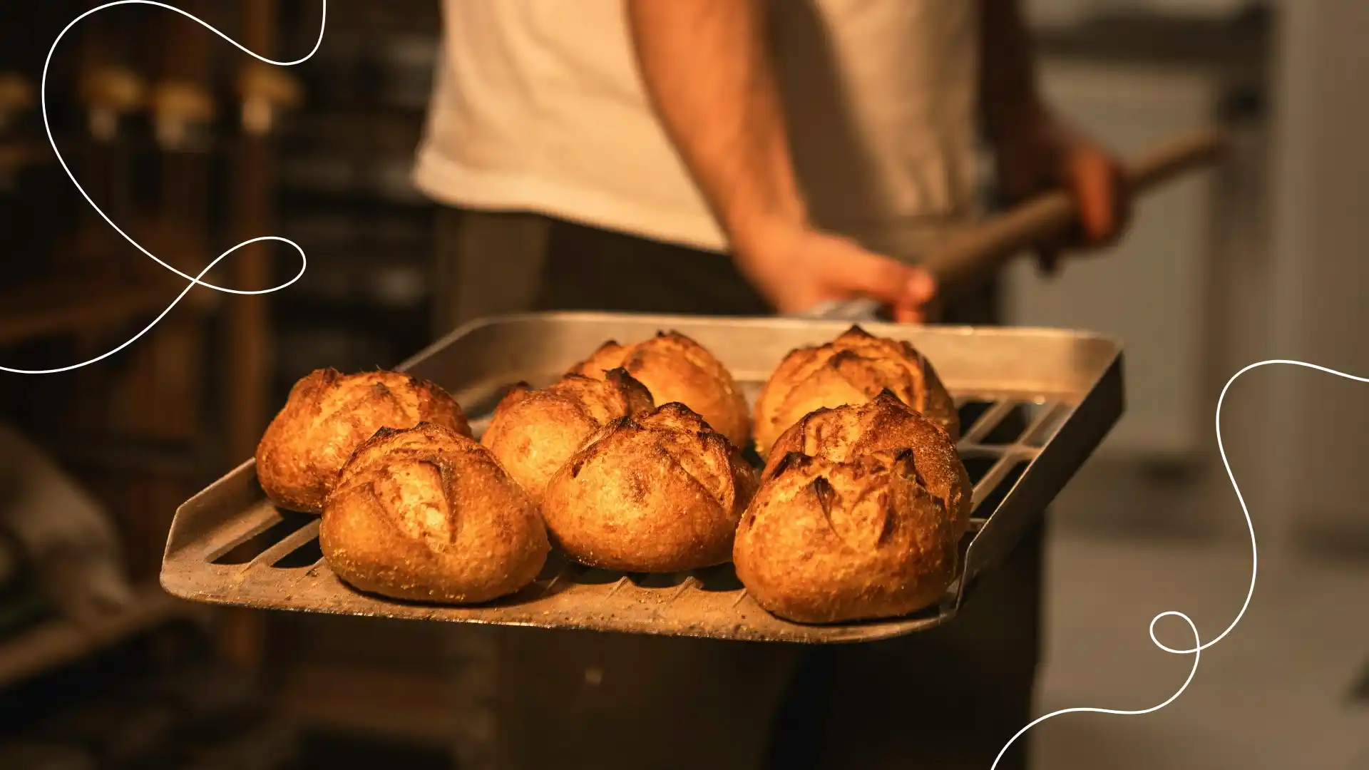 Oameni zâmbitori la o tarabă cu produse de panificație.